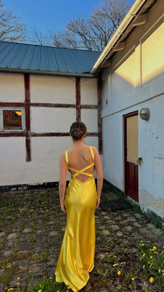Maßgeschneidertes gelbes Kleid