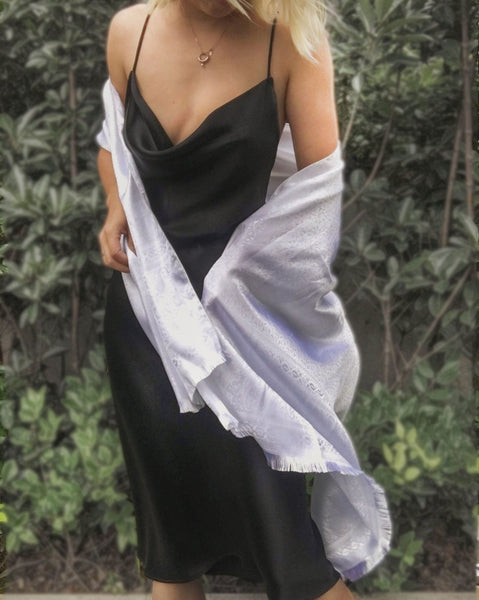 Schwarzes Slip-Kleid aus Bio-Satin mit Kreuzrücken und Wasserfallausschnitt - Studio Alashanghai Silk