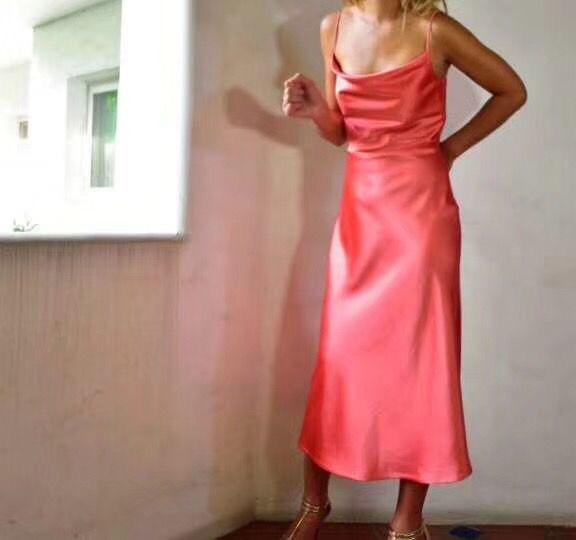 Rosa Mulberry Slip Dress mit Wasserfallausschnitt - Studio Alashanghai Silk